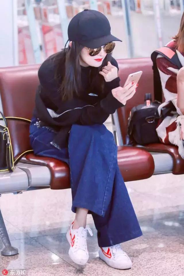 杨幂小金珠手链,杨幂小贝壳黑裙