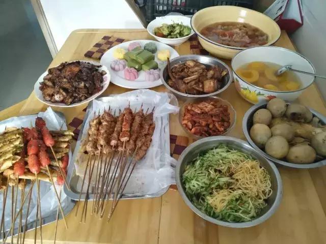 千里奔波只为一年一顿的年夜饭,记忆中的年夜饭人间至味是团圆