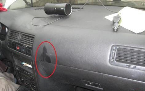 老婆说：晴天后车里总是湿湿的，找师傅拆开一看，不想说话了！