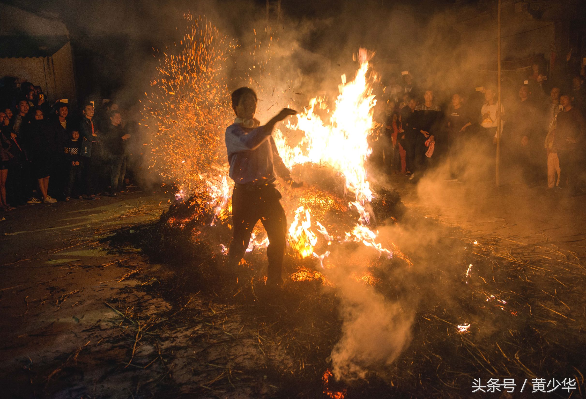 广东普宁民俗送香船跳火堆