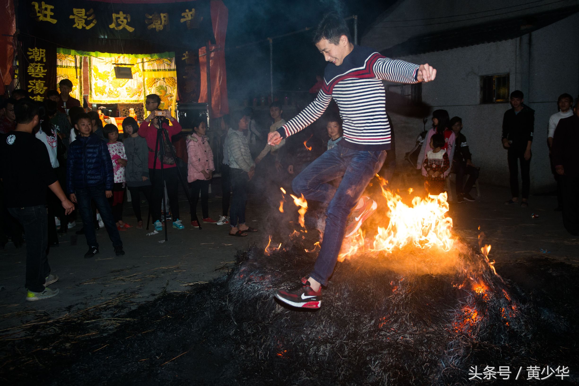 广东普宁民俗送香船跳火堆