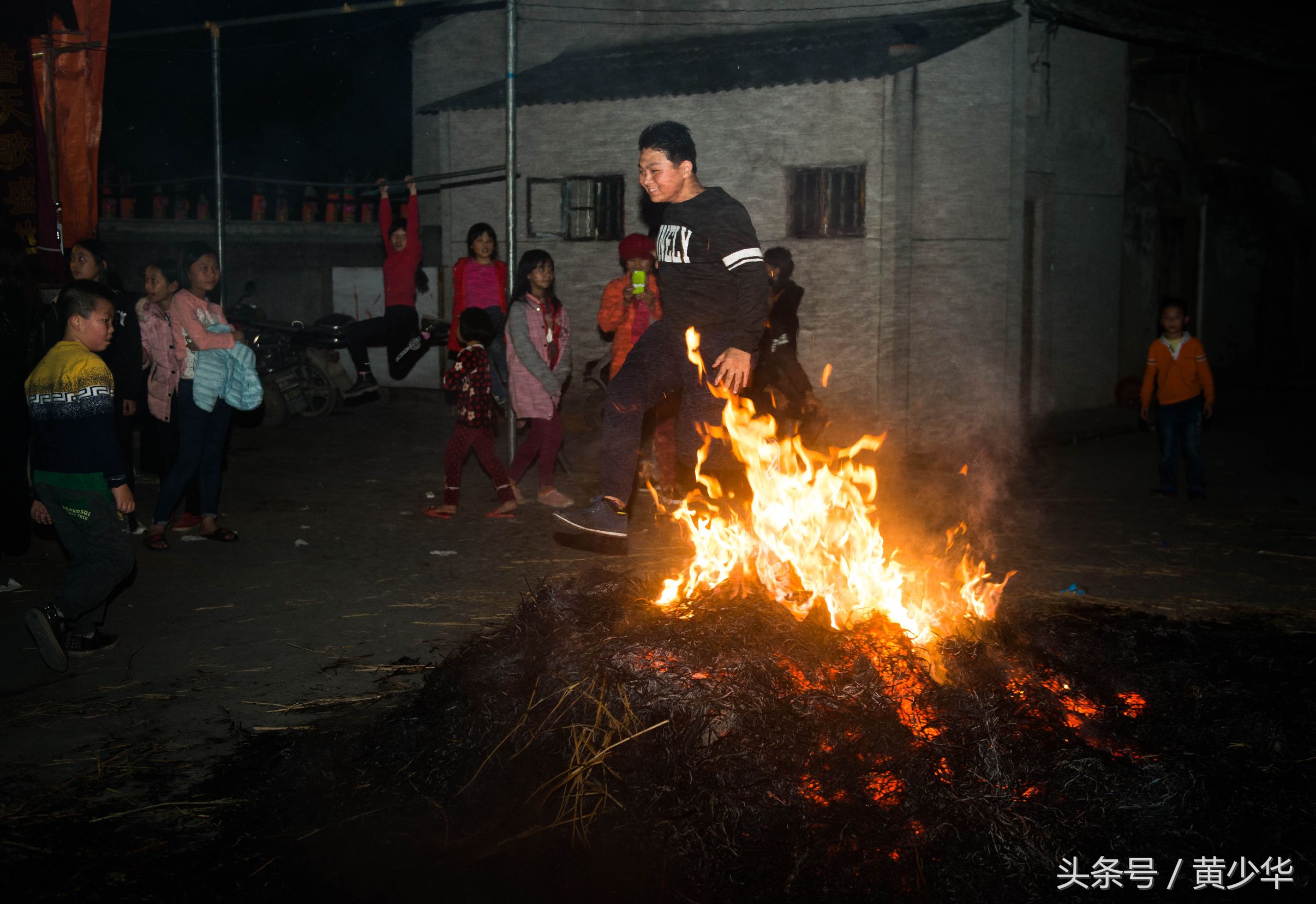广东普宁民俗送香船跳火堆