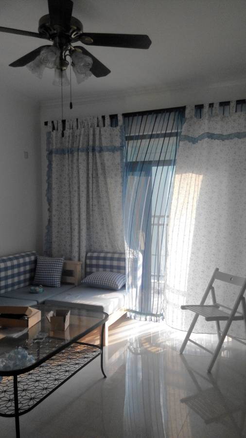 第一套房子花了很多心思，客厅很实在，朋友却说背景墙太花了