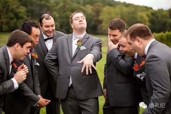 新郎怎么跟伴郎互动,新郎伴郎合影互动