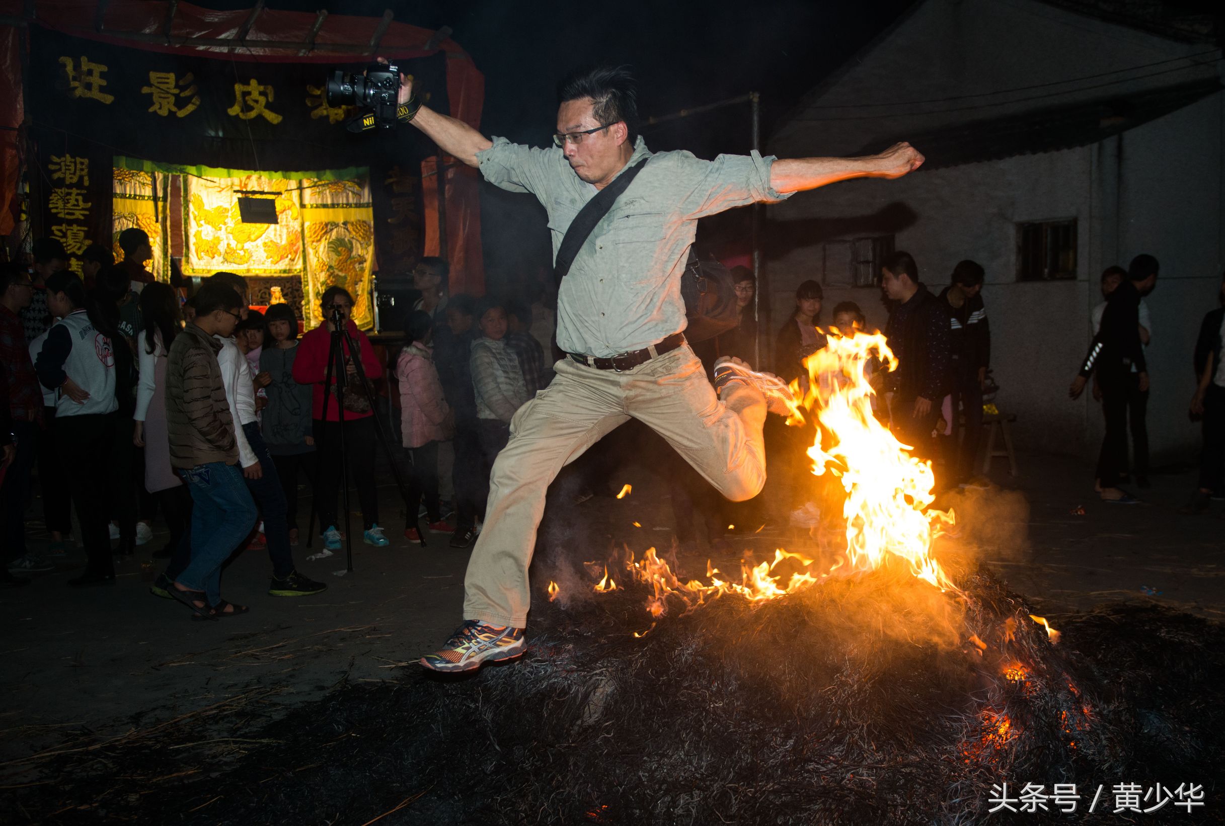 广东普宁民俗送香船跳火堆