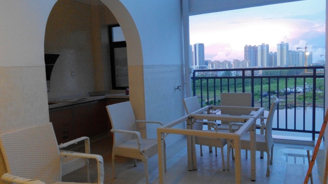 第一套房子花了很多心思，客厅很实在，朋友却说背景墙太花了