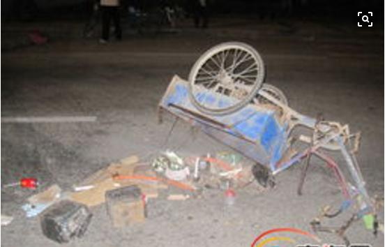 客车上路祸在眼前，老太支招，一件上衣化解血光之灾！