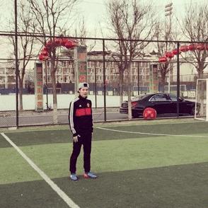 鹿晗最新踢足球视频,鹿晗踢足球打比赛奔跑吧