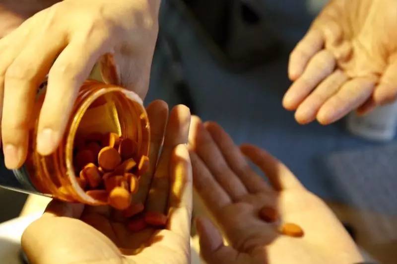 我从不相信一见钟情直到遇见了你,我不相信一见钟情我相信日久生情