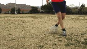 足球教学1v1防守,足球v字拉球视频教学