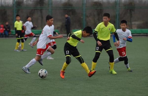 书香伴着球场，南充奥航小将学习比赛两不误