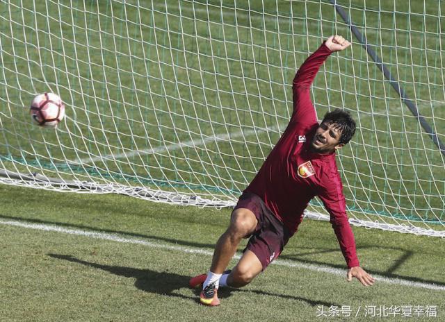 众将勤练佩帅开小灶阿洛“飞鞋”戏耍门将（GIF）