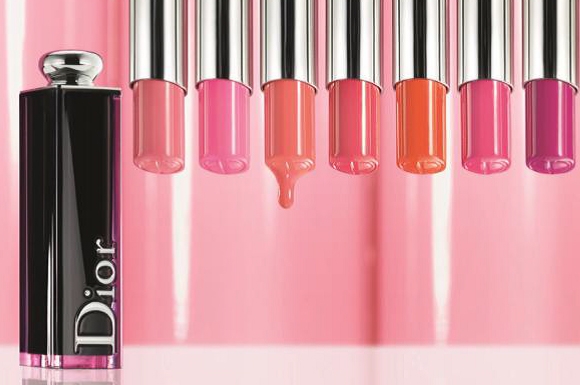 去年人鱼眼泪卖翻！今年日本妹又在抢这支月光唇蜜