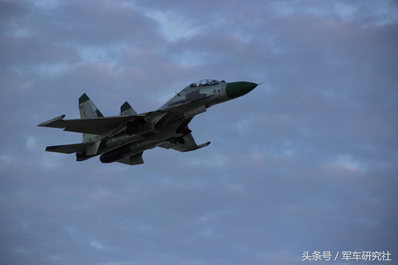 俄罗斯米格27和苏30对战,俄罗斯打造苏30战斗机