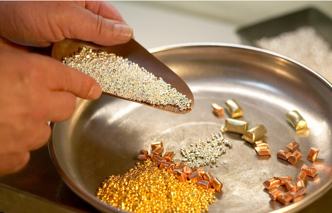 黄金暴跌到香港买合算吗,黄金暴跌对金店有影响吗