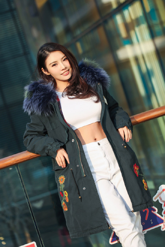 大嫂徐冬冬最新街拍,徐冬冬黑白羽绒服
