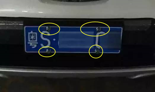 车牌照螺丝钉规定装几个,车牌只有两个孔位怎么装四个螺丝