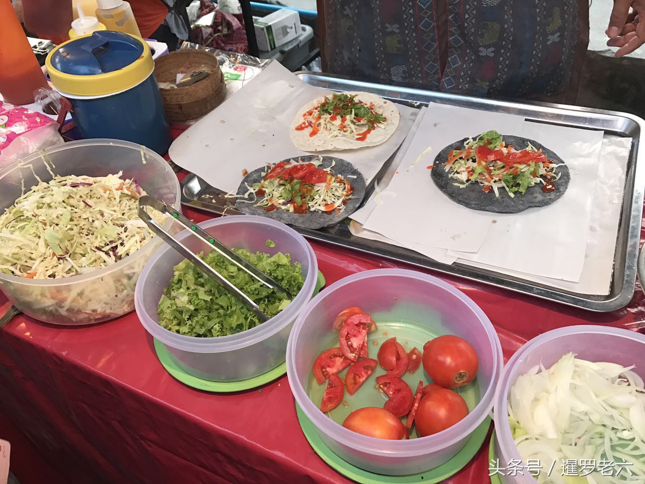 泰国街头小吃烤鸡看着就想吃,泰国街头特色炭烤鸡酱汁