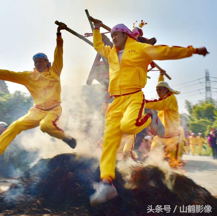 普宁老方村迎神跳火堆,普宁民俗跳火马