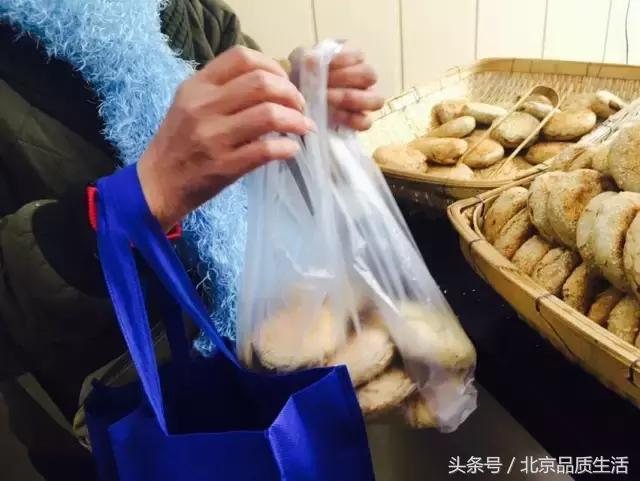 一天1万个都不够，这个北京爷们用40年创造了麻酱烧饼的传奇！