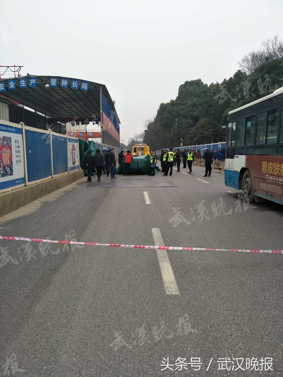 武汉汉阳塔吊钢管掉落事故视频,武昌吊车倒塌事件