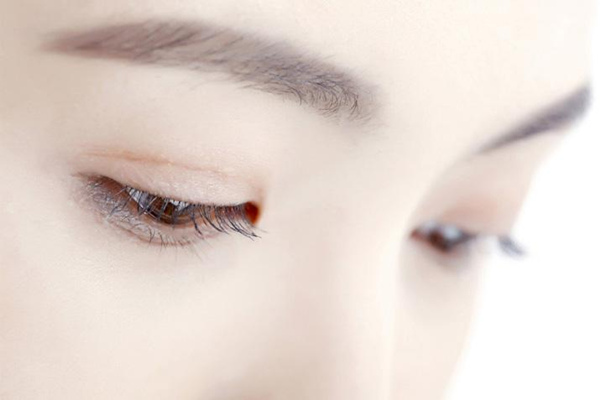 眼睫毛进入眼睛有什么伤害,植睫毛对眼睛有什么影响
