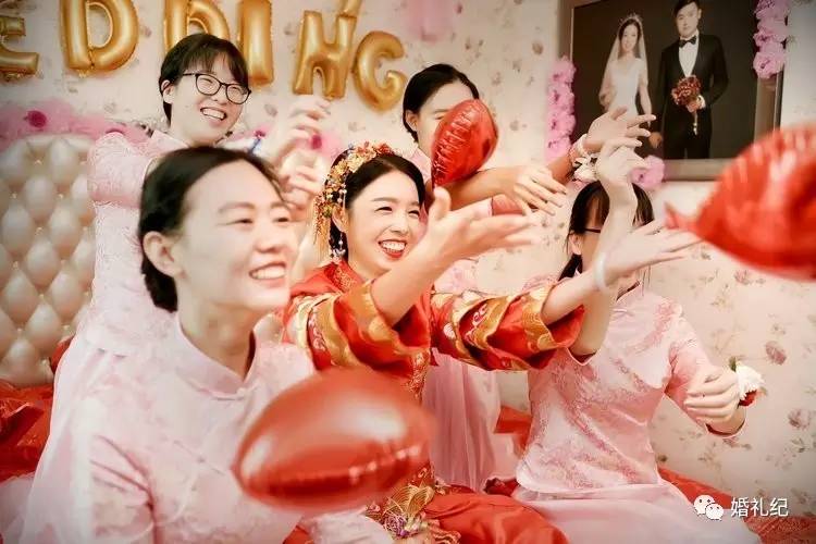 太瘦婚纱撑不起来?她们试完10家店,发现这3个款式最遮骨头