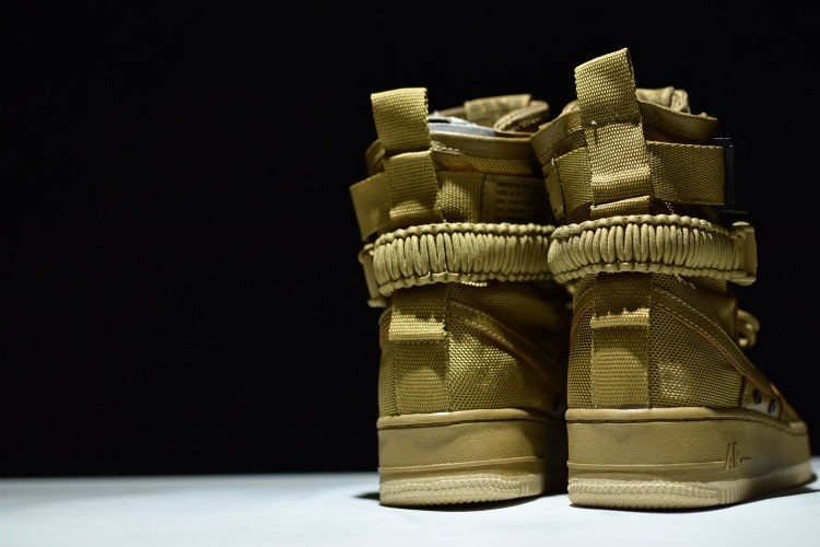 把握早春混搭新意，简简单单运动鞋也能“搞事情”