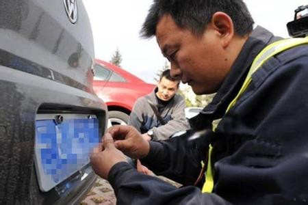 车牌只有2个孔用4个固封螺丝吗,车牌处只有两个螺丝孔