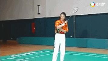 羽毛球反手发高远球动作讲解示范,羽毛球握拍教学视频李玲蔚