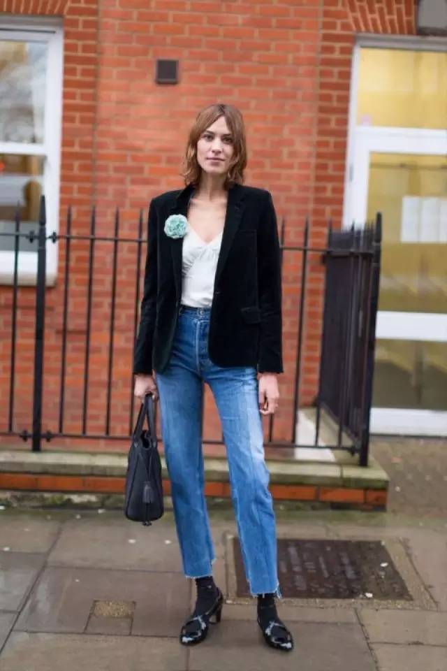 牛仔裤卷裤脚好看还是不卷好看,不剪裤脚的牛仔裤春夏新款