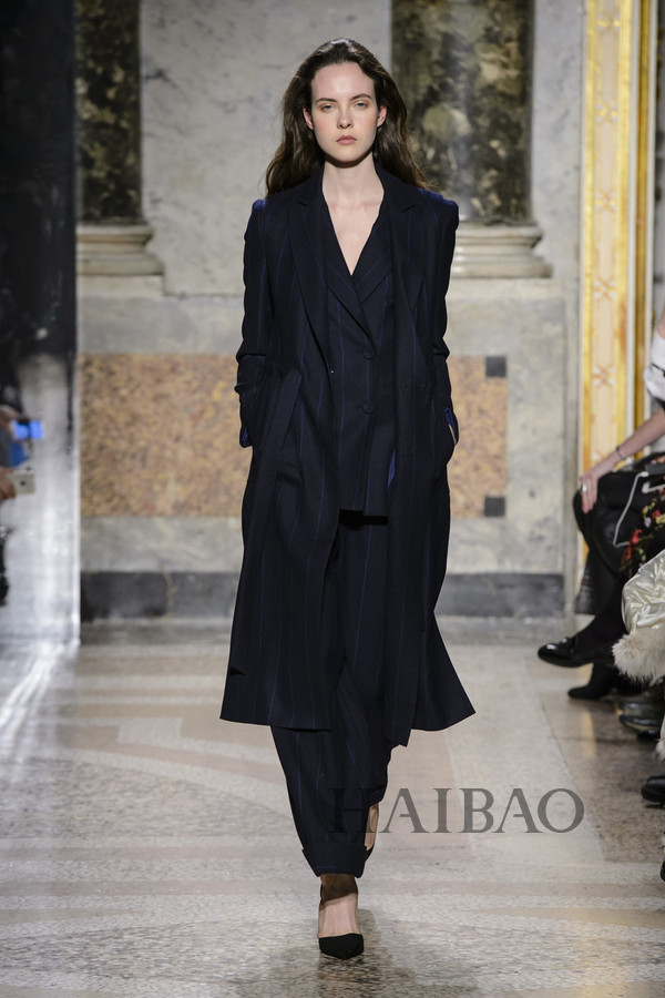 智慧女性心目中的最佳气质！MARYLING2017秋冬女装秀，海报网带你亲临2017秋冬米兰时装周