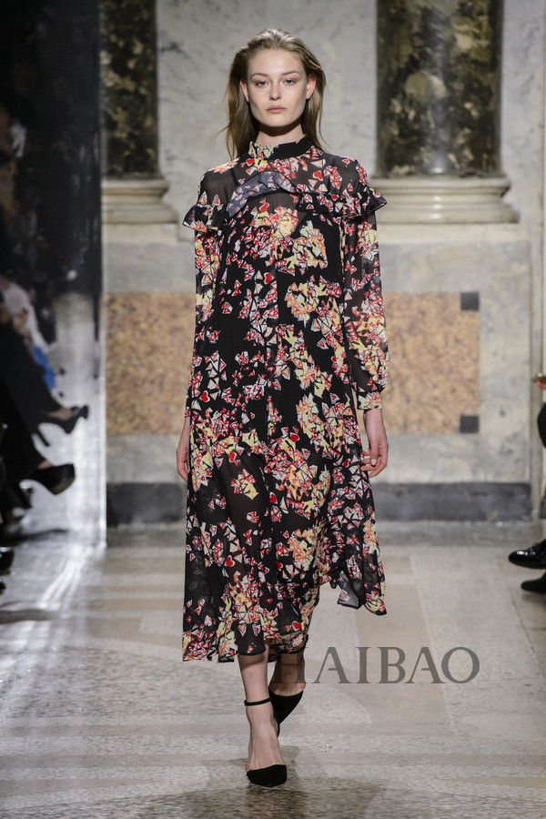 智慧女性心目中的最佳气质！MARYLING2017秋冬女装秀，海报网带你亲临2017秋冬米兰时装周