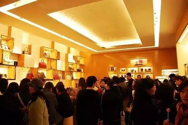 gucci鍝鍋滀骇,guccilv鍗栦笉鎺夌殑澶х墝琛ｆ湇