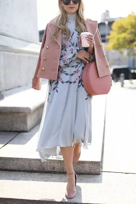 这个从不摘墨镜的酷女孩，竟然把粉红色穿得这么好看！