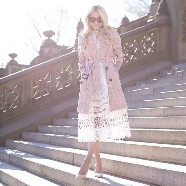 这个从不摘墨镜的酷女孩，竟然把粉红色穿得这么好看！