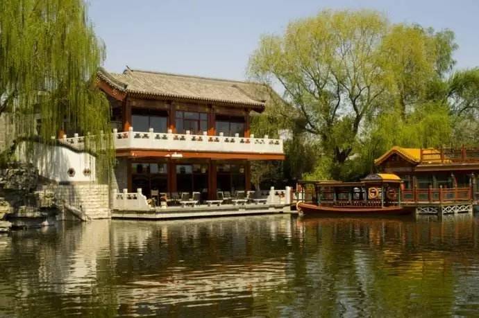 2号线地铁好吃的东西,顺着地铁2号线有哪些好玩的地方