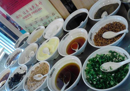 重庆生意火爆的苍蝇面馆子,解放碑附近的重庆小面馆