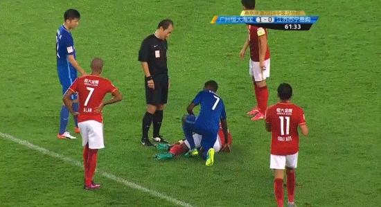 当香港球员砍树式伐倒阿兰瞬间揪心灵动双腿的表演历历在目