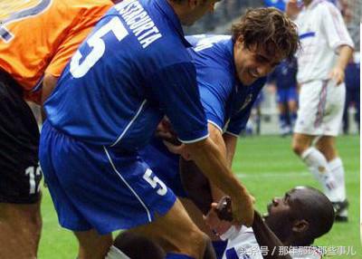 两届世界杯踢丢点球巴乔扼腕痛惜,98年世界杯法国vs意大利点球大战