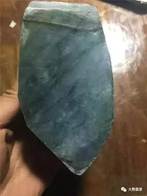 大白天宾馆拉着窗帘卖翡翠赌石，大熊买了块赌石小试牛刀竟完爆！