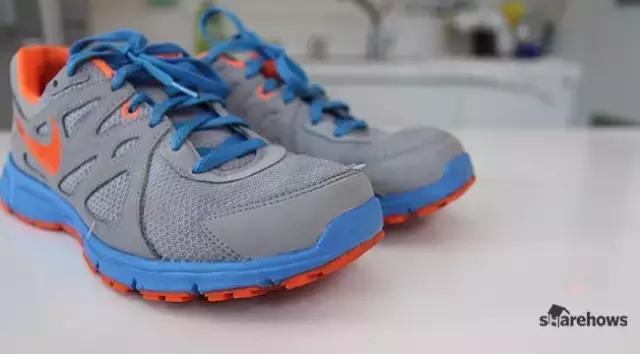 看看外国人怎么洗鞋,运动鞋脏了怎么清洗不伤鞋