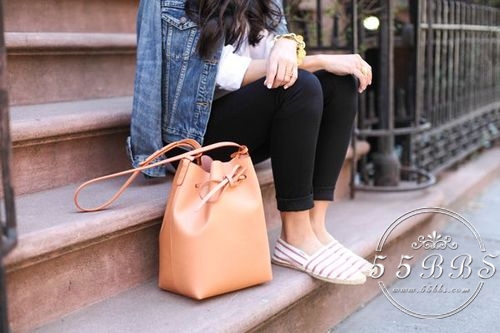 mansurgavriel贵么,mansur水桶包还流行吗