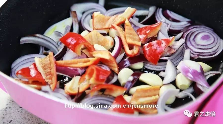 酱香味香辣鸡翅,酱香鸡翅加配菜怎么做