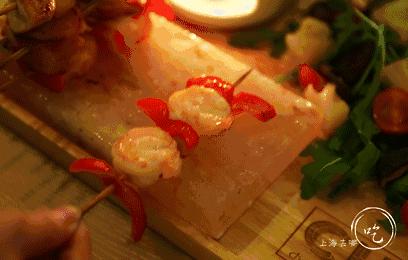 这家店靠一块INS美食博主的星空蛋糕，就把少女心秒成渣渣！涂红唇就打折，男生涂折更低！