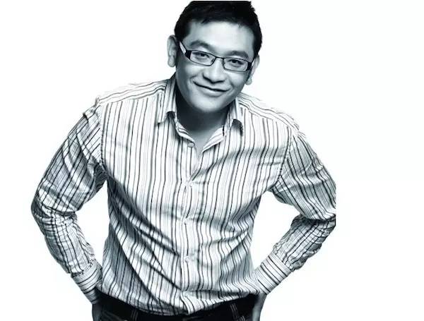 这个假老板要把公司搬到西海边，盖个全球最大的设计公司，陪员工逗鸟逗猫逗狗……