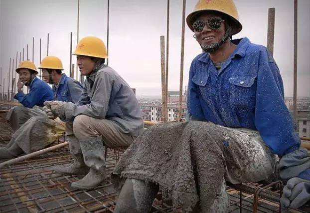 地产人加班多加薪少,逆袭全靠跳槽!只有2%的精英月薪过5万!