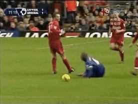 足球场上打一耳光然后假摔,足球场上被打一巴掌跳起来假摔