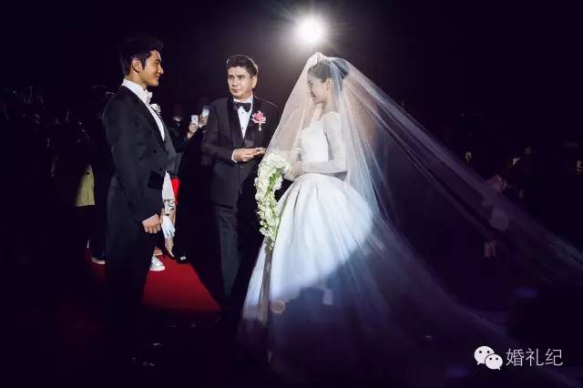 陈妍希刘诗诗婚礼妈妈都穿旗袍！妈妈要得体只能穿旗袍？