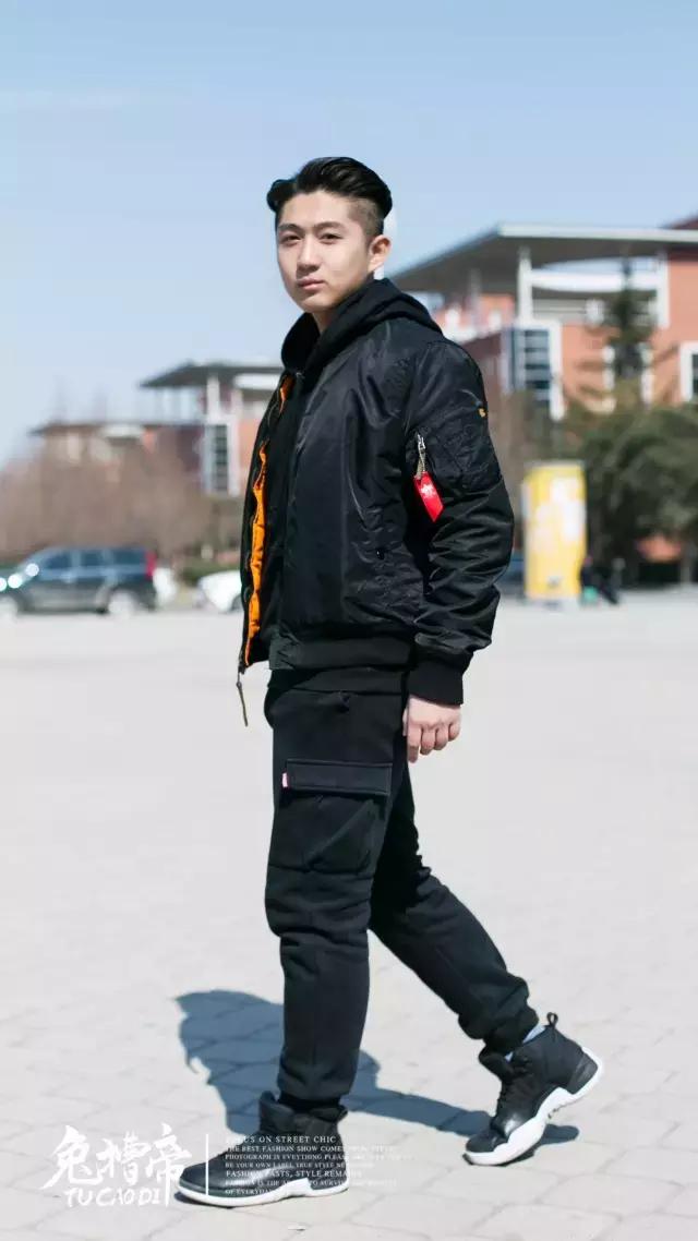 报告老师，中州大学的学生不好好穿衣服！